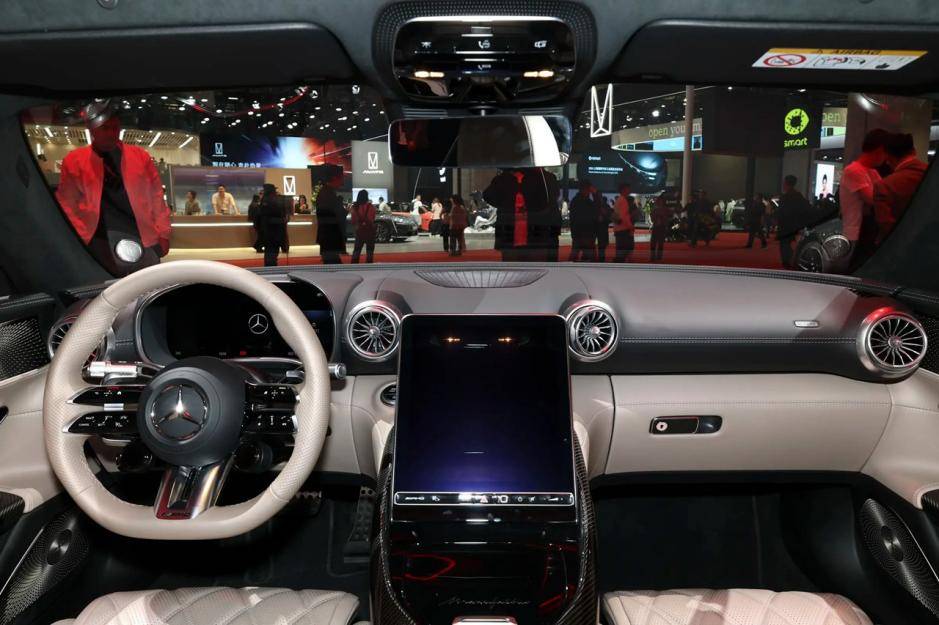 200萬的大V8,奔馳AMG GT,但是連小米都跑不過