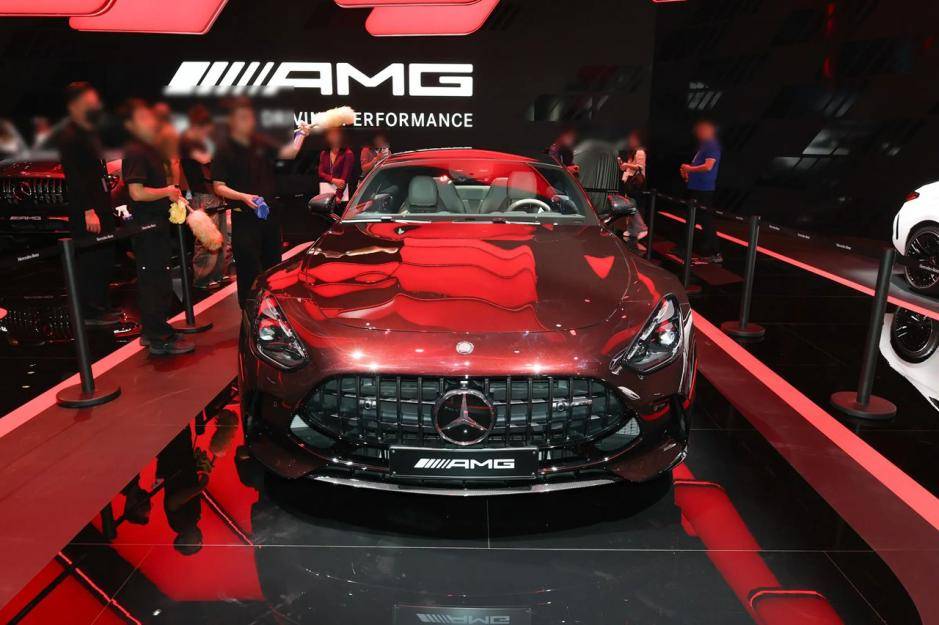 200萬的大V8,奔馳AMG GT,但是連小米都跑不過