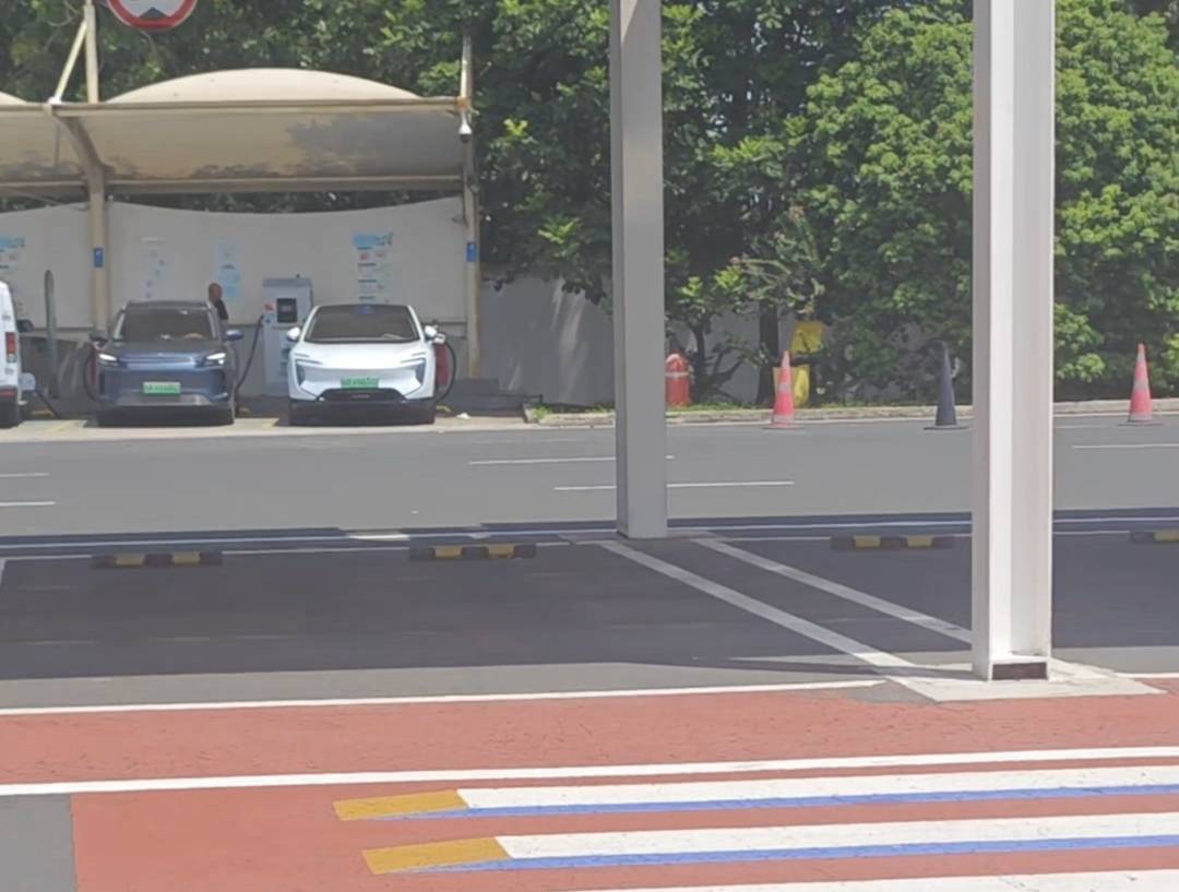 服務區充電混動車占一大半,說好的高速只加油呢!