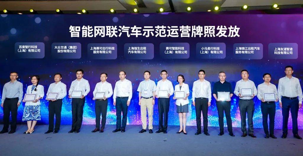 智駕汽車紛爭不止,雙軌競速升級