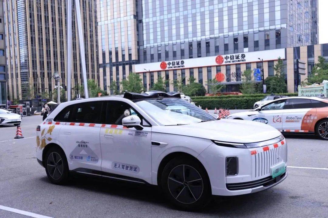 智駕汽車紛爭不止,雙軌競速升級