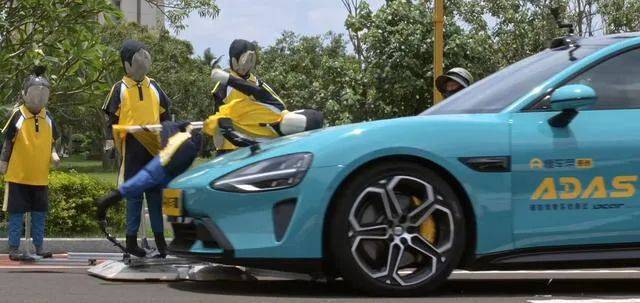 智駕汽車紛爭不止,雙軌競速升級