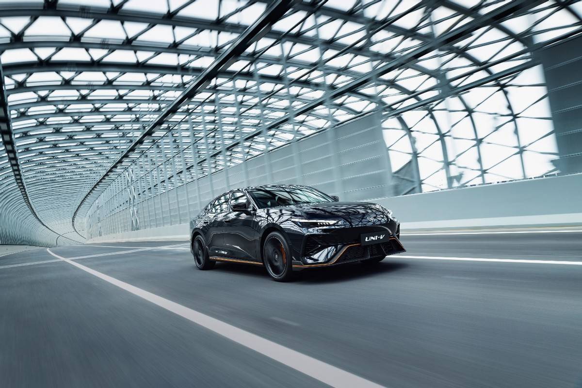 9.79萬(wàn)元掀桌子:當(dāng)?shù)谌鶸NI-V把“轎跑”打成日用品,合資車(chē)企再無(wú)護(hù)城河!