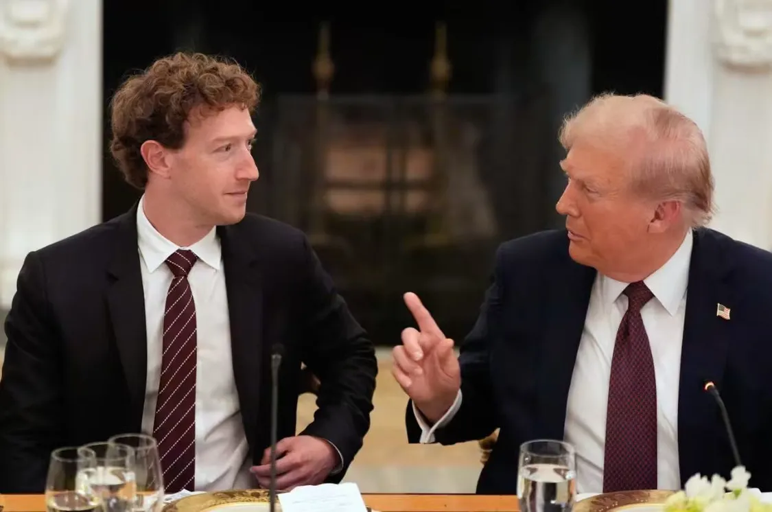 每位科技領袖輪流向特朗普表達感謝和贊美之情,感謝他為促進美國芯片制造和AI領域投資所做的努力 扎克伯格坐在特朗普旁邊