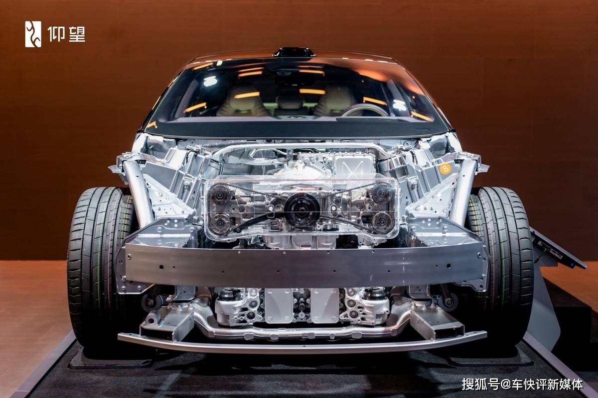 仰望攜黃金雙“鼎”全車系亮相成都車展,以極致技術(shù)詮釋頂級豪華