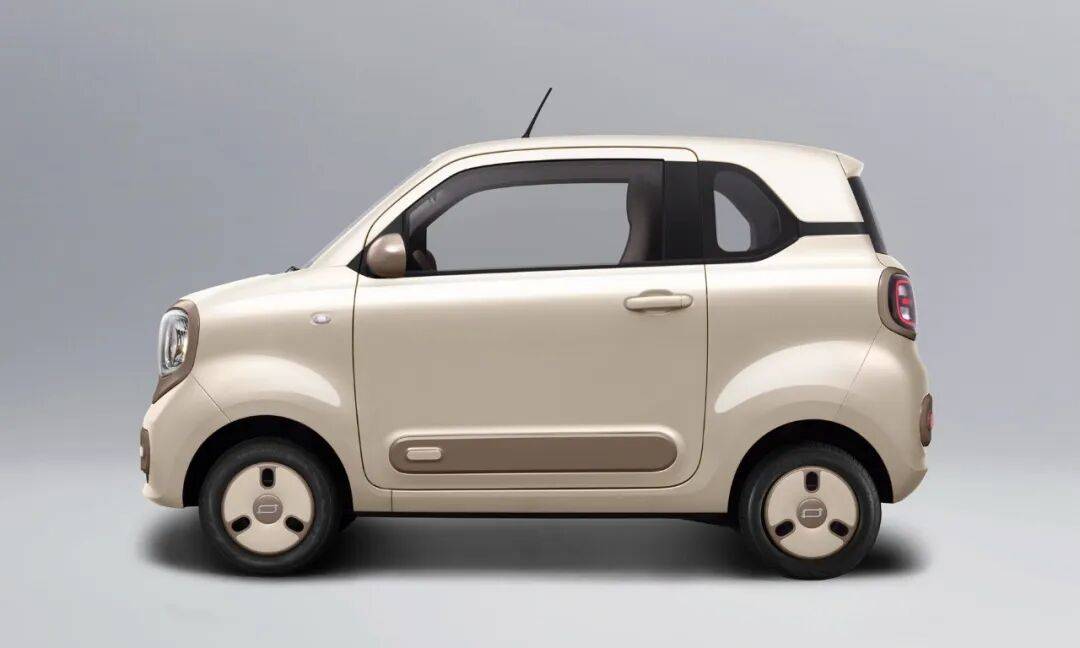 主打輕奢質感,奔騰小馬推出“奶咖棕”車色