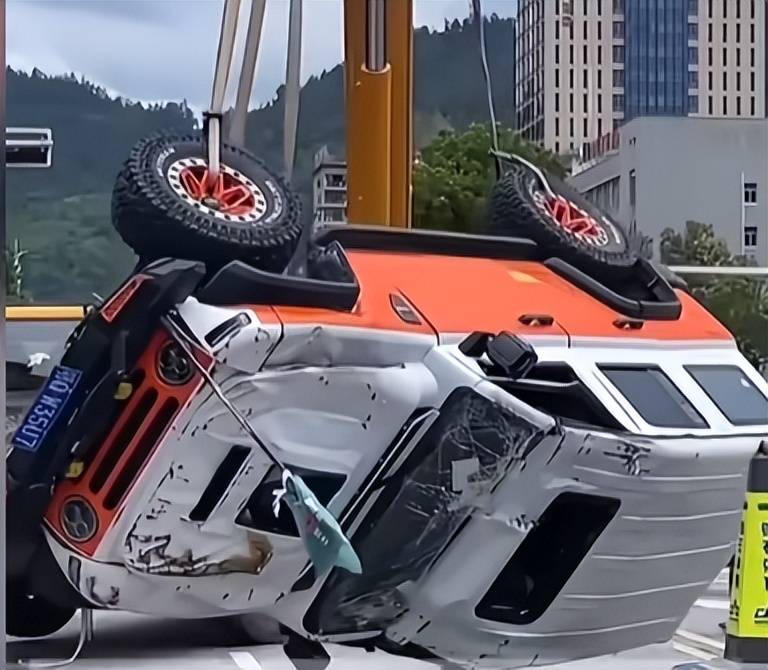 212越野車爬坡翻車 北汽緊急澄清安全與品牌混淆難題待解