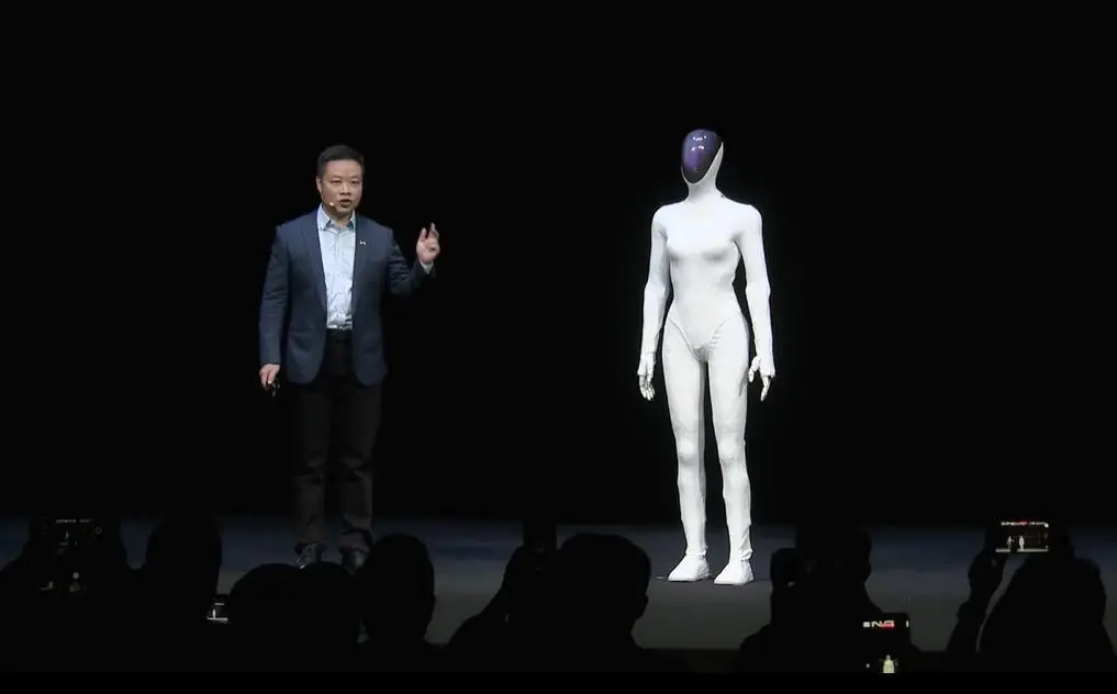 小鵬新一代人形機(jī)器人IRON亮相:首推女性形態(tài),目標(biāo)2026年規(guī)模量產(chǎn) 小鵬新一代人形機(jī)器人IRON亮相:首推女性形態(tài),目標(biāo)2026年規(guī)模量產(chǎn)