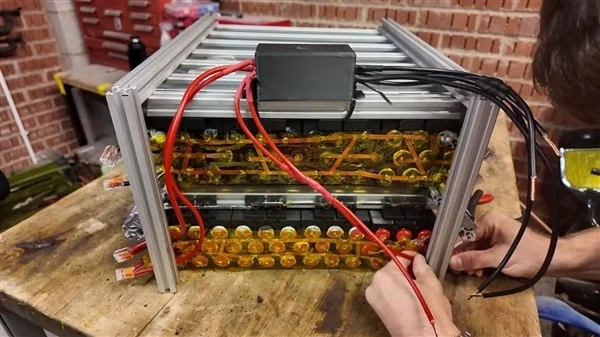 DIY大神使用500個一次性電子煙:成功為自己房屋供電! DIY大神使用500個一次性電子煙:成功為自己房屋供電!